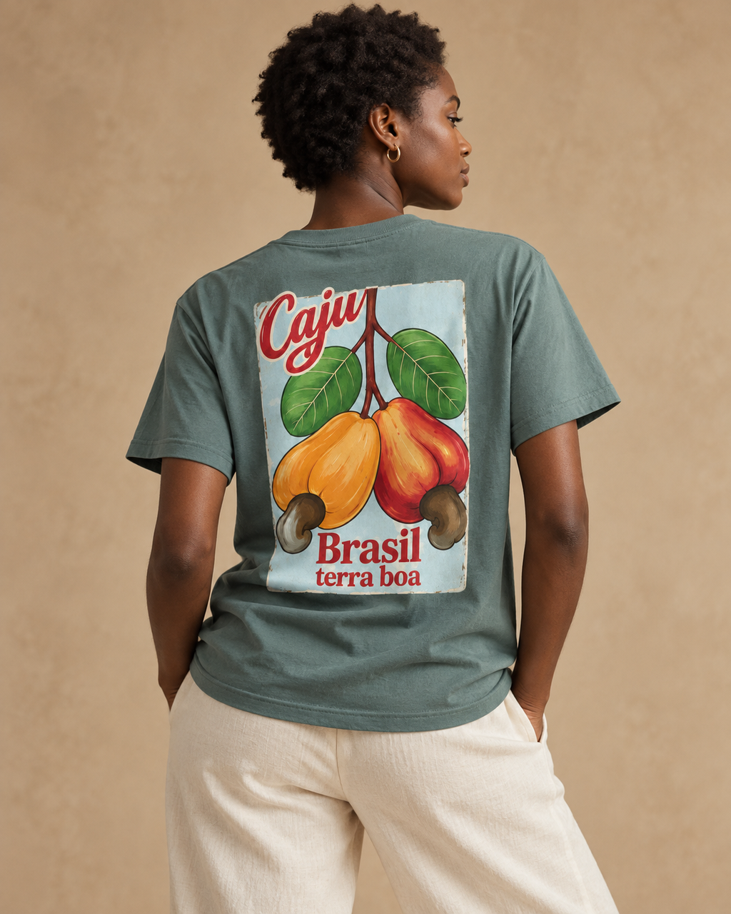 T-shirt Caju — mockup com modelo — costas