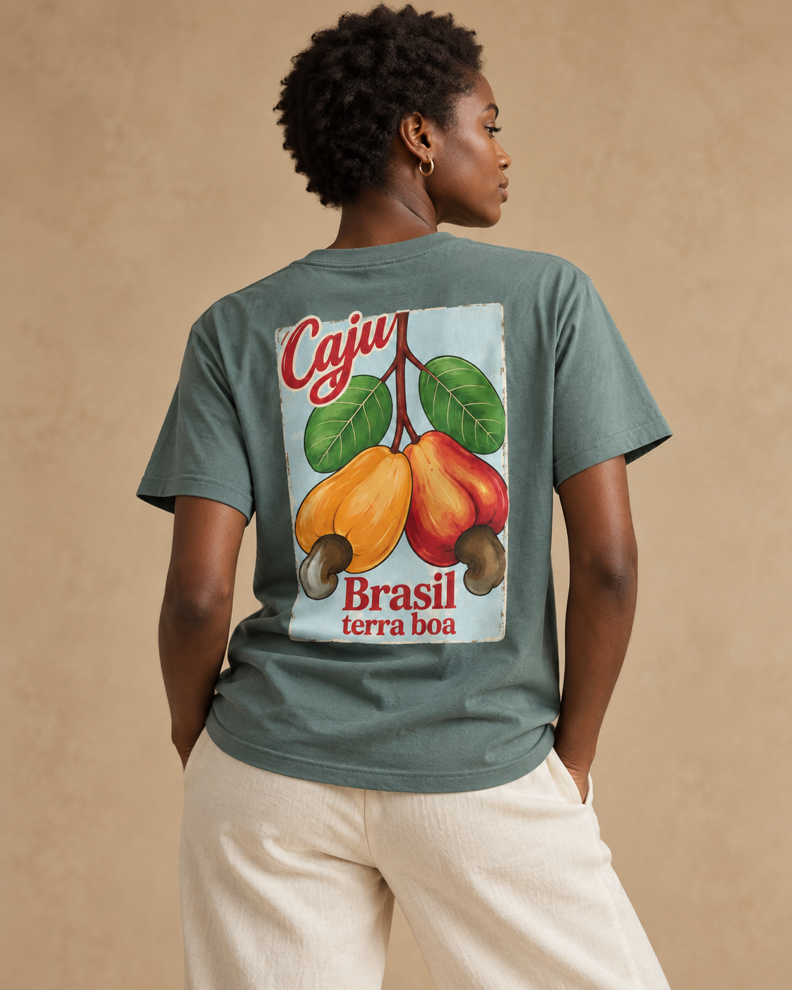 T-shirt Caju — mockup com modelo — costas