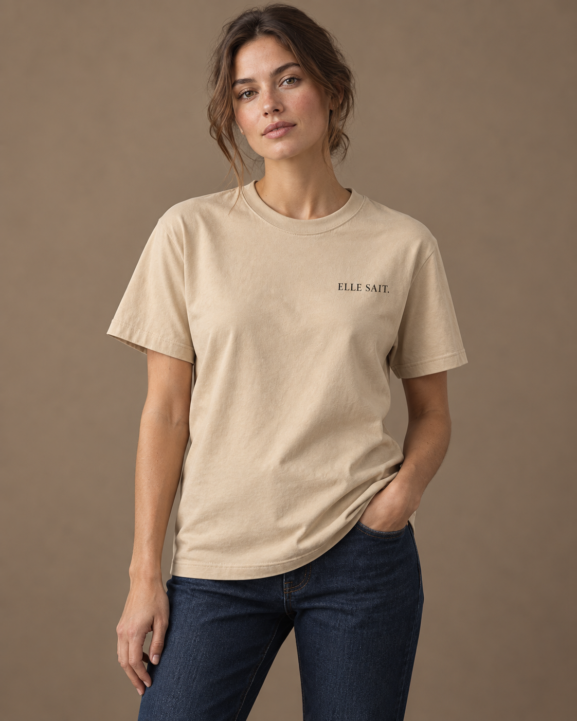 T-shirt ELLE SAIT. — mockup com modelo — frente