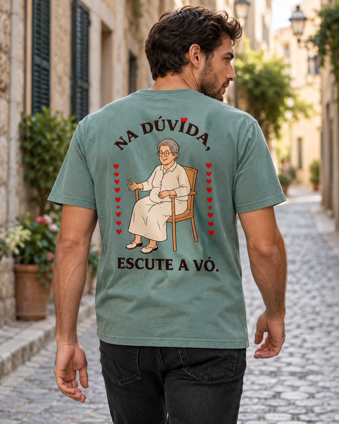 T-shirt Escuta a Vó — mockup com modelo — costas