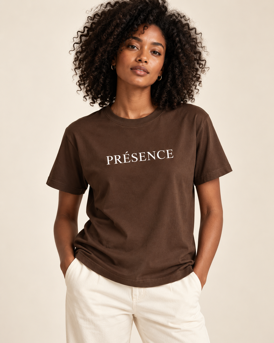 T-shirt PRÉSENCE — mockup com modelo — frente