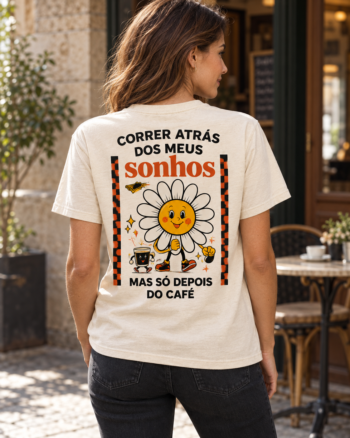 T-shirt Sonhos — mockup com modelo — costas